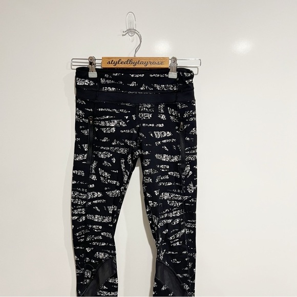 Lululemon Crop Capri Black and White Patterned Legging - Picture 6 of 6